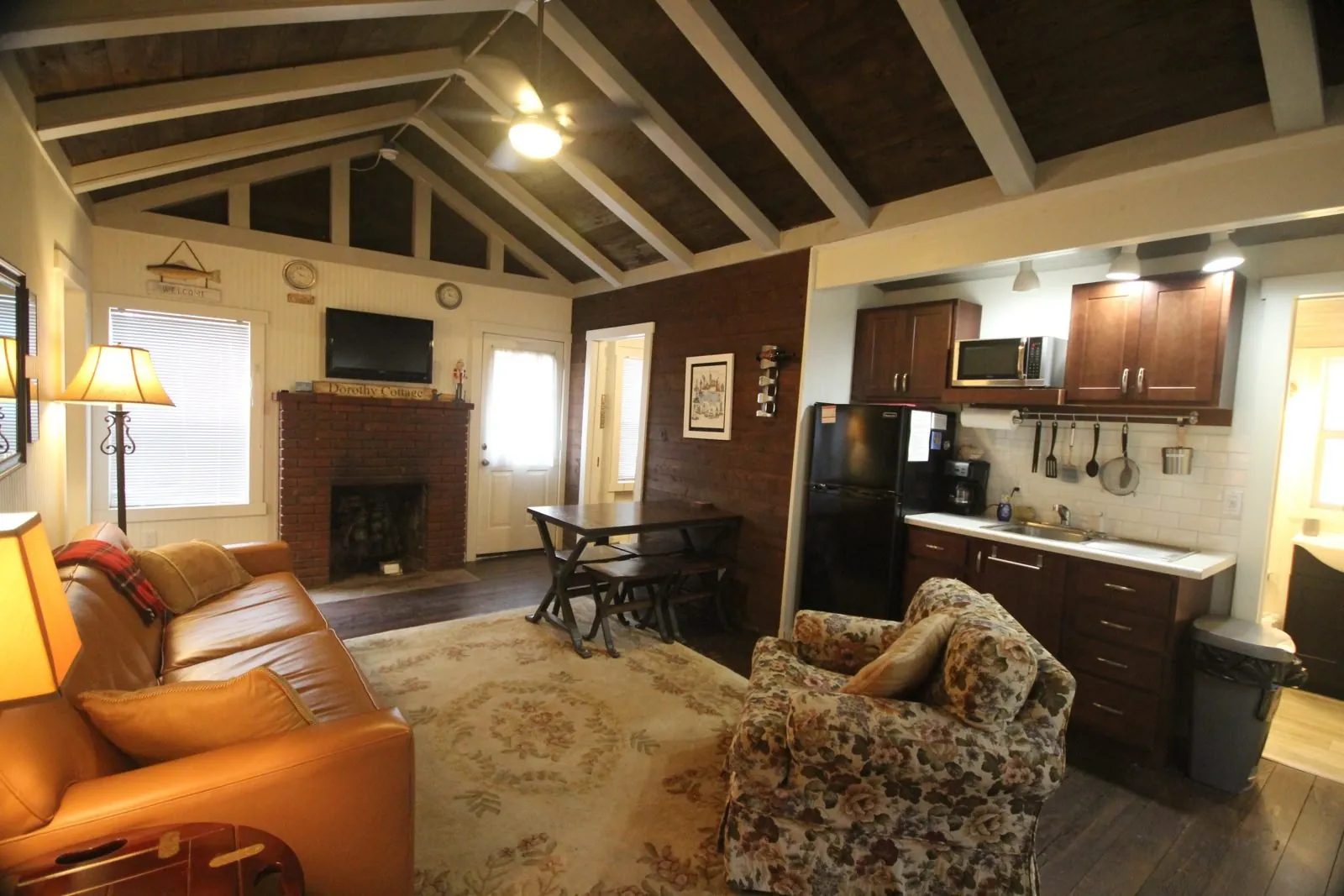 Dorothy Cottage living room with sofas, fireplace and vaulted ceiling