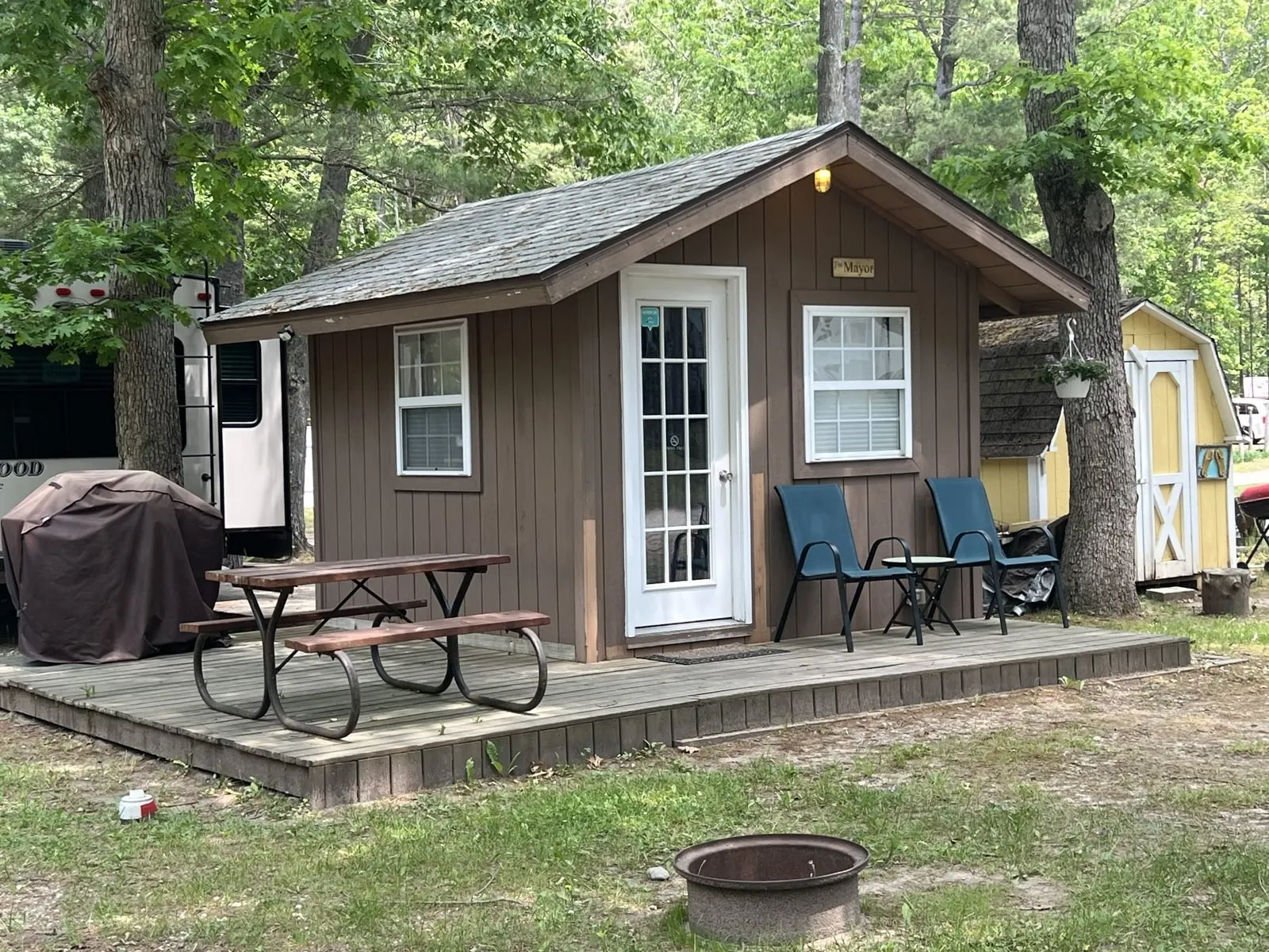 Mayor Cabin with a deck, picnic table and fire ring